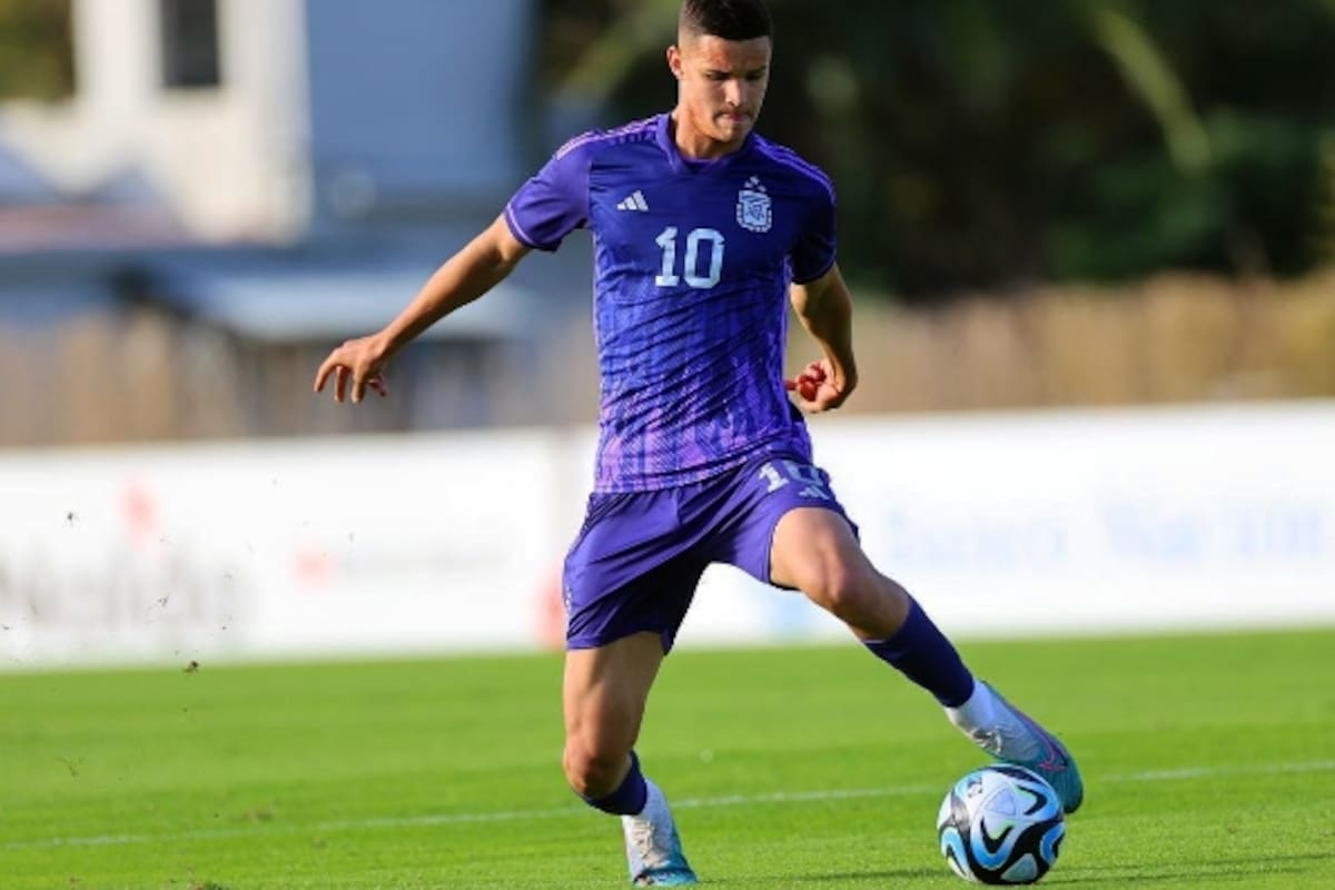 Valentín Carboni llevará la camiseta número 10 de la selección argentina en el Mundial Sub 20 que inicia este sábado