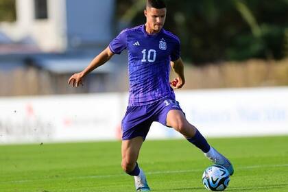 Valentín Carboni llevará la camiseta número 10 de la selección argentina en el Mundial Sub 20 que inicia este sábado
