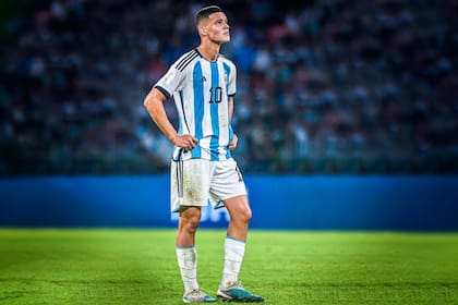 Valentín Carboni se pondría la camiseta blanca y celeste de Racing para quedar cerca de la celeste y blanca de Argentina: necesita protagonismo en un club para tener chances de participar en el Mundial.