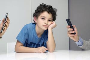 Valentín, de ocho años, se queja porque sus papás pasan demasiado tiempo con sus teléfonos celulares
