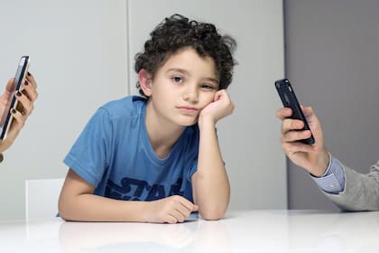 Los celulares apartan a los padres de la interacción con sus hijos