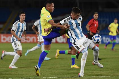 Valentín Gómez resiste la marca de Vitor Roque, que convertirá un penal sobre el final del partido.