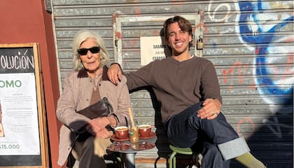 Valentin le prepara guiones a su abuela para los videos, aunque piensa que las mejores tomas son las espontáneas