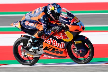 Valentín Perrone acelerando con la Red Bull KTM Tech3 número 73 en la clasificación para el Gran Premio de Austria de Moto3