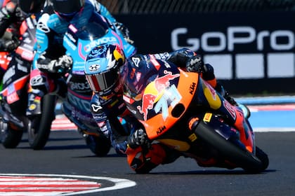 Valentín Perrone conduce la moto Red Bull KTM Tech3 número 73