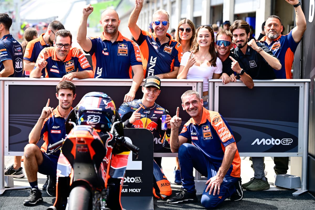 Valentín Perrone consiguió su primera pole en Moto3 con la Red Bull KTM Tech3 y partirá al frente de la parrilla en el Gran Premio de Austria del domingo; lo celebró con el equipo y su familia