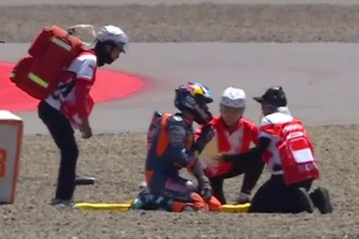 Valentín Perrone es asistido luego del accidente sufrido durante la práctica de Moto3 en Indonesia