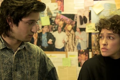 Valentín Wein en una escena de Menem, la serie junto a Candela Vetrano