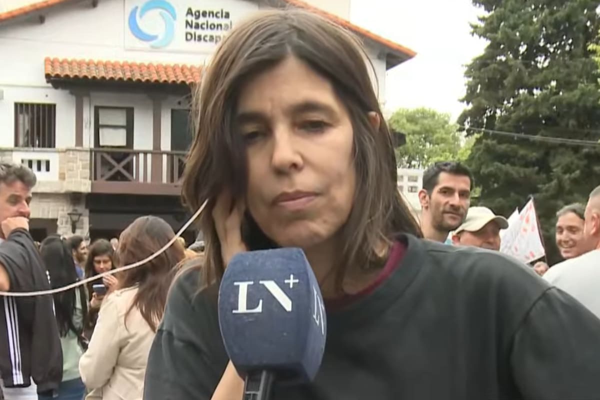 Valentina Bassi durante el reclamo de familiares con discapacidad