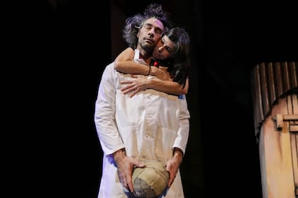Valentina Bassi, en una escena de Salvajada, la obra que se estrenó ayer en el Cervantes