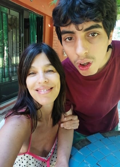 Valentina Bassi es madre de Lisandro, de 18 años, con TEA