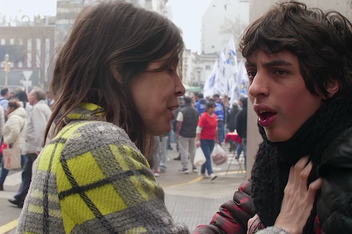 Valentina Bassi junto a su hijo, en una escena del film que protagonizan, Presente continuo, que se podrá ver los sábados de junio en el Malba y los domingos en el Cine Arte Cacodelphia