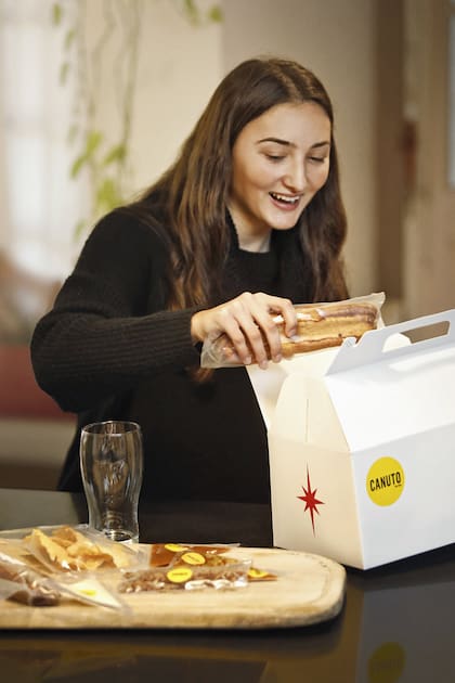 Valentina Camporesi en pleno unboxing de la Caja Canuto de Tegui