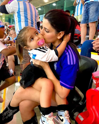 Valentina Cervantes es la novia de Enzo Fernández, la revelación del seleccionado argentino. Están juntos desde 2018 y hace dos años nació su hija, Olivia, que los acompañó a Qatar