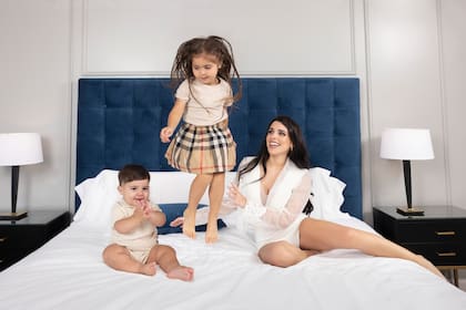 Valentina Cervantes junto a sus dos hijos Olivia y Benjamín, frutos de su union con el futbolista Enzo Fernández
