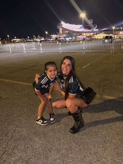 Valentina Cervantes, la esposa de Enzo Fernández, con su hija Olivia