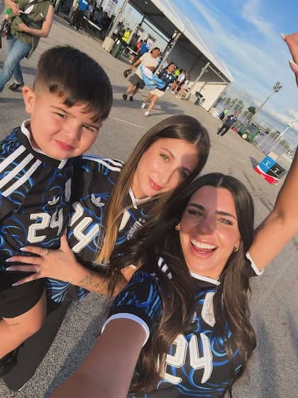 Valentina Cervantes, la mujer de Enzo Fernández, con su hermana y su hijo Benjamín