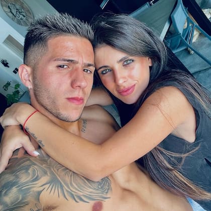 Valentina Cervantes tiene 22 años y conoció a Enzo en 2018; desde entonces lo acompaña en las decisiones sobre su carrera