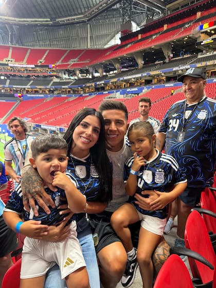 Valentina Cervantes y Enzo Fernández junto a sus hijos Benjamín y Olivia tras la victoria frente a Inglaterra (Foto: Instagram @valucervantes)