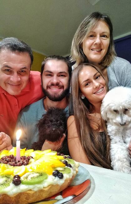 Valentina con su mamá, su papá y su hermano.