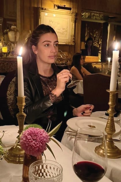 Valentina, con un top de encaje que era de su mamá, en Lafayette’s, en la rue d’ Anjou, durante otra salida