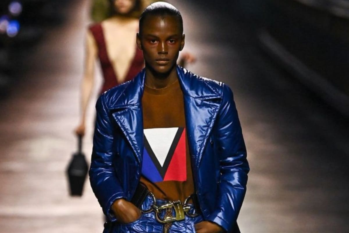 Valentina desfilando en Seúl para Louis Vuitton