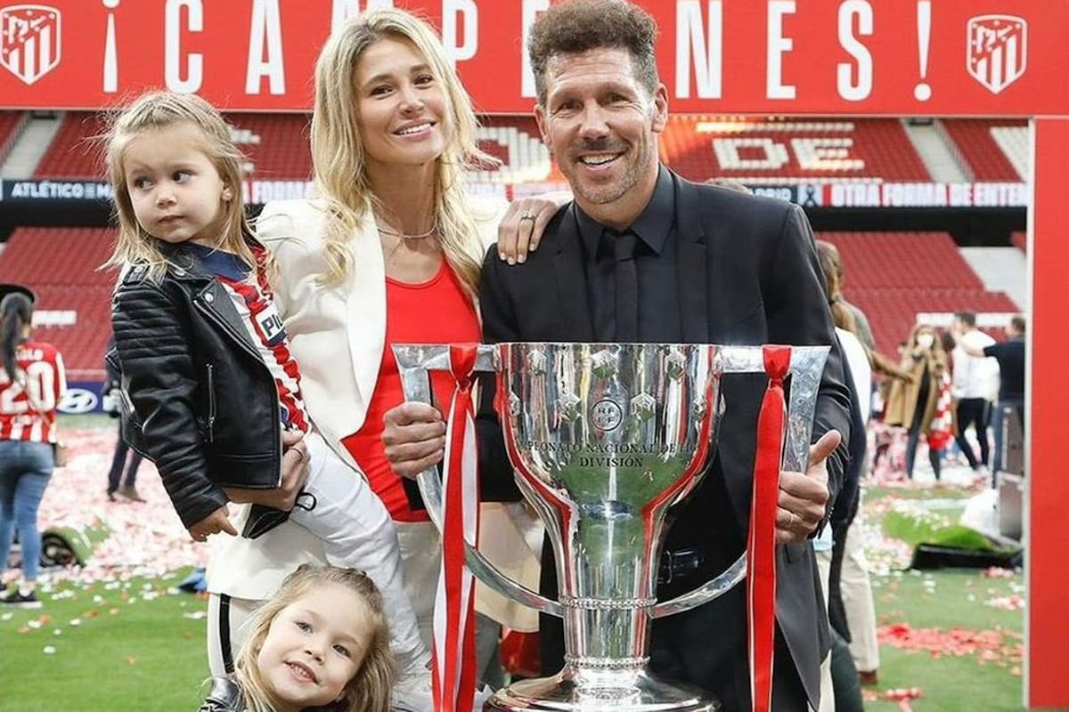Valentina en brazos de su mamá, Carla; Diego Simeone con la copa, y abajo Francesca, protagonista central en los festejos de Atlético de Madrid