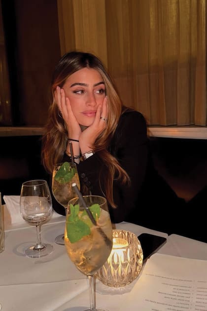 Valentina en La Société,
el refugio gastronómico
chic y de moda ubicado en
Saint-Germain-des-Prés
que eligieron para comer.