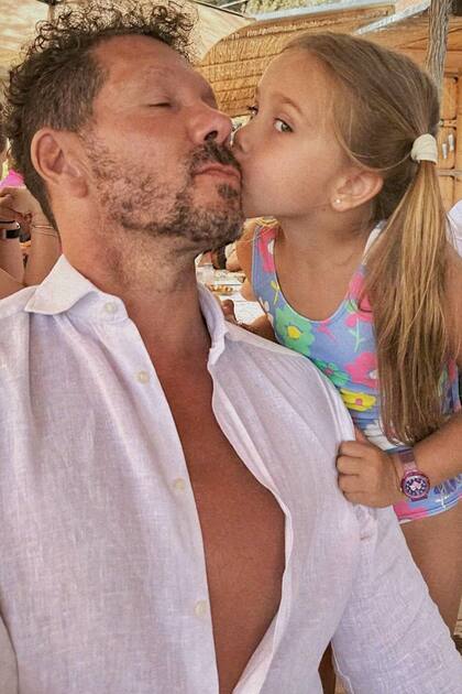Valentina en una tierna imagen con su papá.
