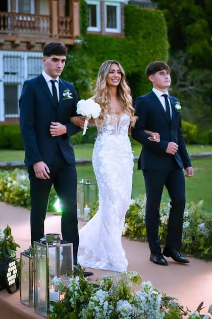Valentina entró del brazo de Lisandro Martín y Franco Valenzuela.