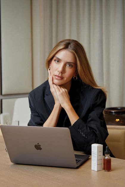 Valentina integra el staff de Elite Models y también está al frente de Kapowder Superfoods, una compañía de suplementos nutricionales veganos, que tomó durante la espera de Río. “Vamos a sacar una gama de productos con todo lo que necesité y dentro de poco va a salir una línea beauty, con aceites que usé para cuidar la piel, que también es muy importante en el embarazo”, cuenta, entusiasmada.