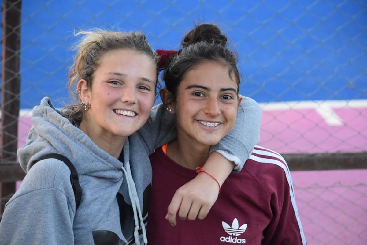 Valentina Raposo (derecha), con su amiga Francisca Noblega, del club Popeye