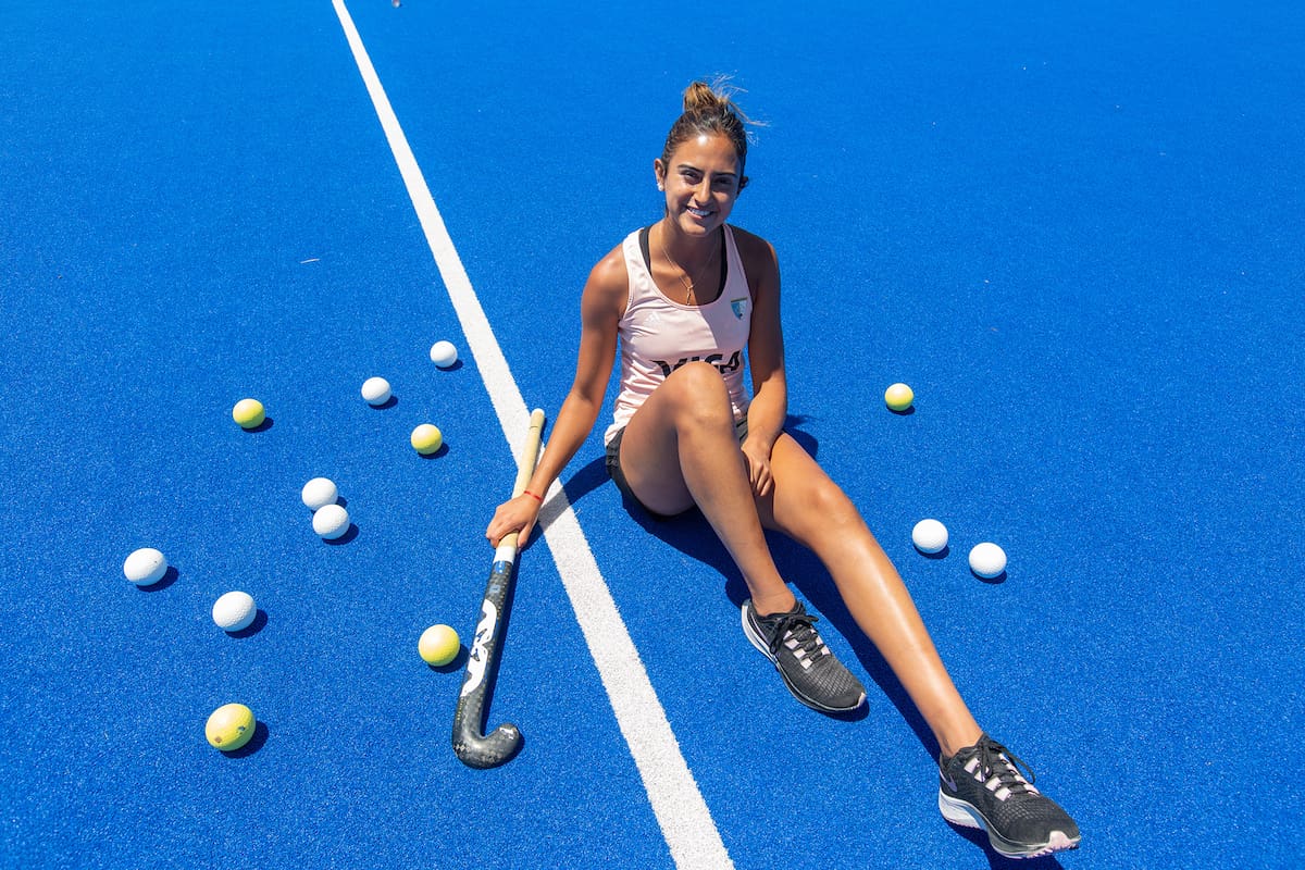 Valentina Raposo en la cancha de Cenard; juventud, habilidad y sobriedad en las Leonas subcampeonas olímpicas.