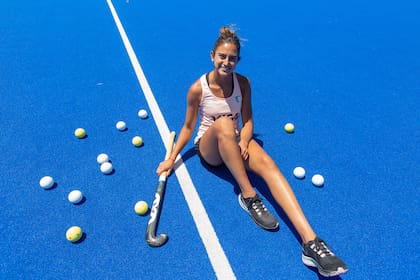 Valentina Raposo en la cancha de Cenard; juventud, habilidad y sobriedad en las Leonas subcampeonas olímpicas.