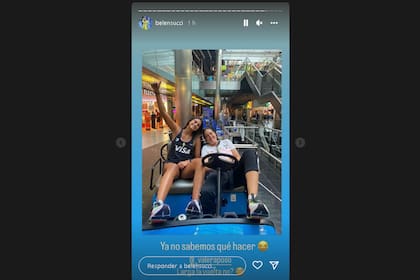 Valentina Raposo y Belén Succi, en la espera del vuelo de regreso