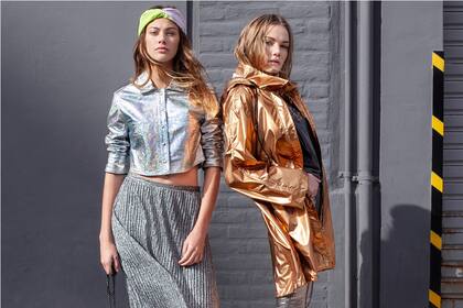 Valentina: vincha (Koxis), chaqueta (Cher), falda plisada (Uma), zapatos (Blaqué). Iara: parka (Desiderata) remera (Levi´s), pantalón (Paula Cahen D´Anvers), sandalias (Blaqué).