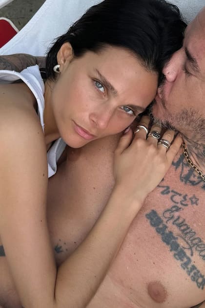 Valentina y
el hijo de Palito, muy
cariñosos en una de
las reposeras del
hotel. Él tiene tatuado el nombre de su madre, Evangelina, en el pecho.