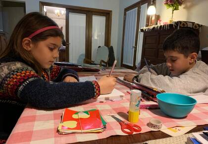 Valentina y José Ignacio viven en Alem, donde las escuelas siguen cerradas