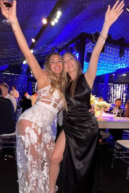 Valentina y su amiga, Agustina Merlo.