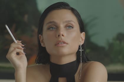 Valentina Zenere interpreta a una modelo, Agustina, en la serie creada por su pareja, Sebastián Ortega