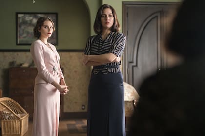 Valentina Zenere junto a Blanca Suárez, en una escena de la última temporada de Las chicas del cable