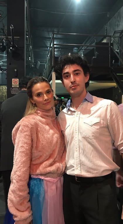 Valentina Zenere junto a Santiago en el rodaje de la película (Foto: X/@sunttiago)