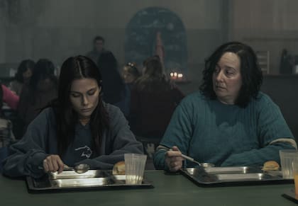Valentina Zenere y Ana Garibaldi, en una escena de En el barro