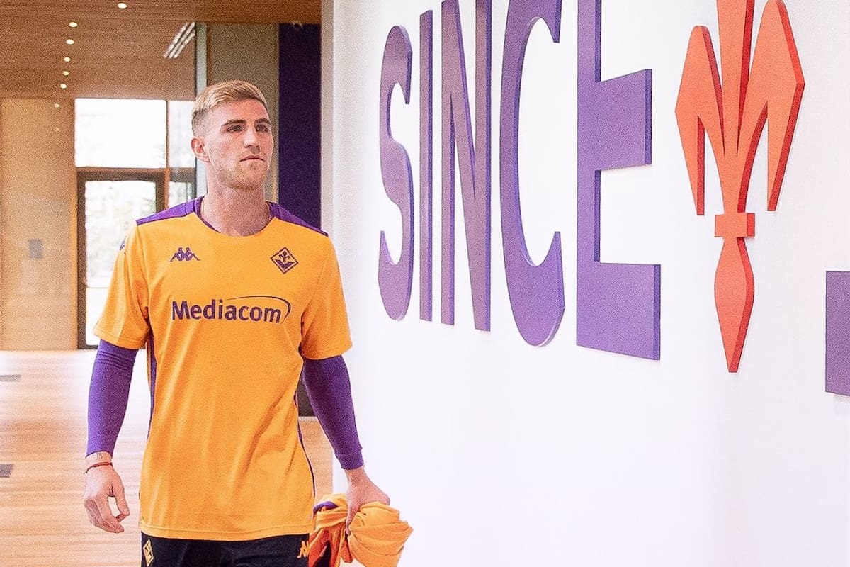 Valentini posó por primera vez con los colores de Fiorentina (x.com/acffiorentina)
