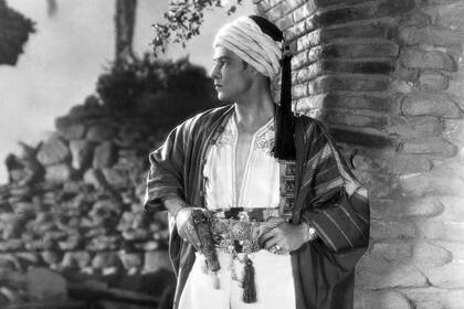 Valentino, en El Sheik (1921); fue el personaje más icónico de la máxima estrella de la época