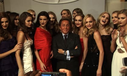 Valentino Garavani, al centro, con modelos de su desfile de 2008, en una escena de la película documental 'Valentino: El último emperador'.