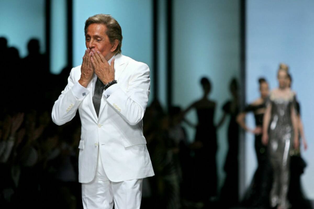 Valentino Garavani, al cierre del desfile de Alta Costura 2007-2008, el último con una colección de invierno