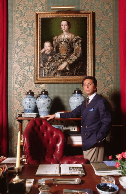 Valentino Garavani con un retrato de Eleonora da Toledo, pintado por Bronzino