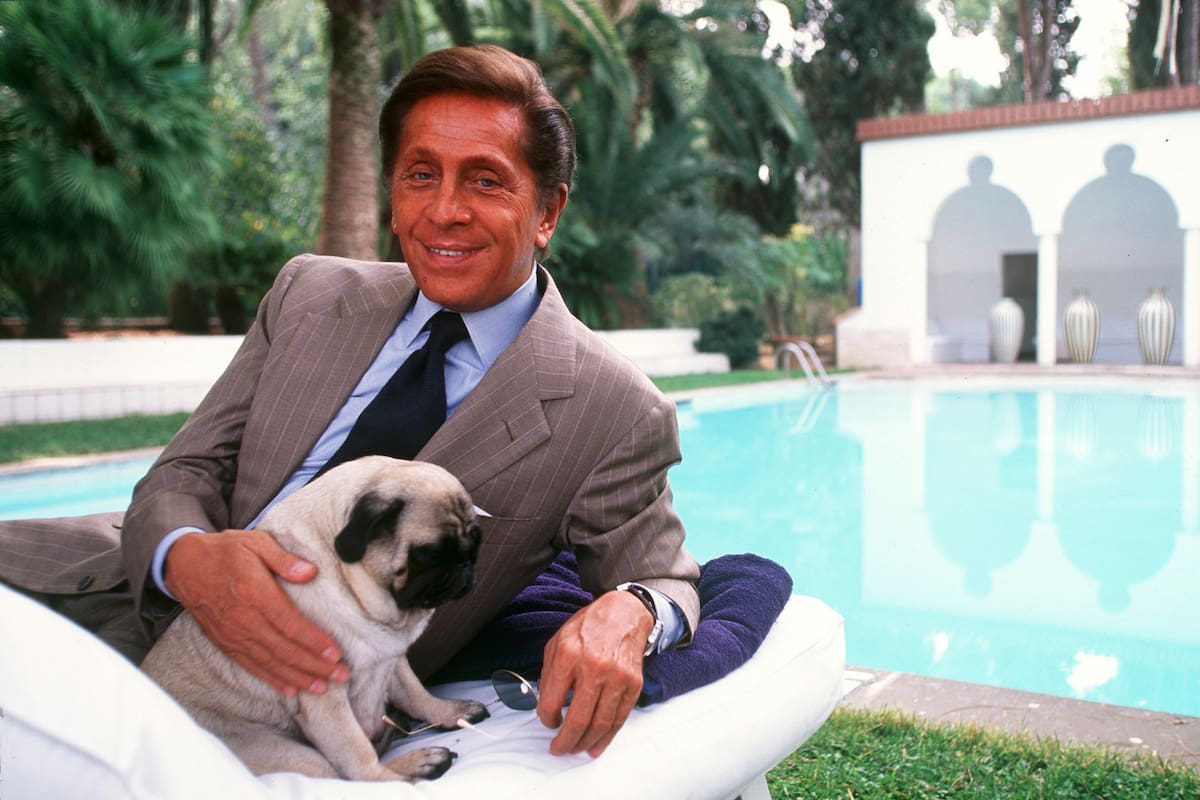 Valentino Garavani en un posado en su villa de Roma, en septiembre de 2000 (Photo by Gianni GIANSANTI/Gamma-Rapho via Getty Images)