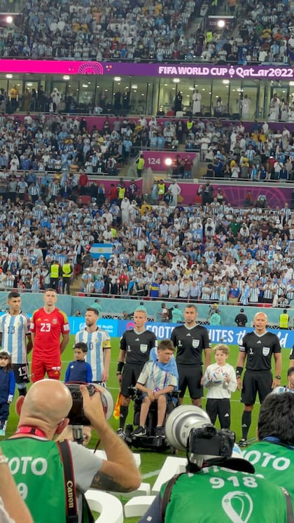 Valentino junto a los jugadores de la Selección en el Mundial de Qatar 2022, representando a la fundación Powerchair Football Argentina